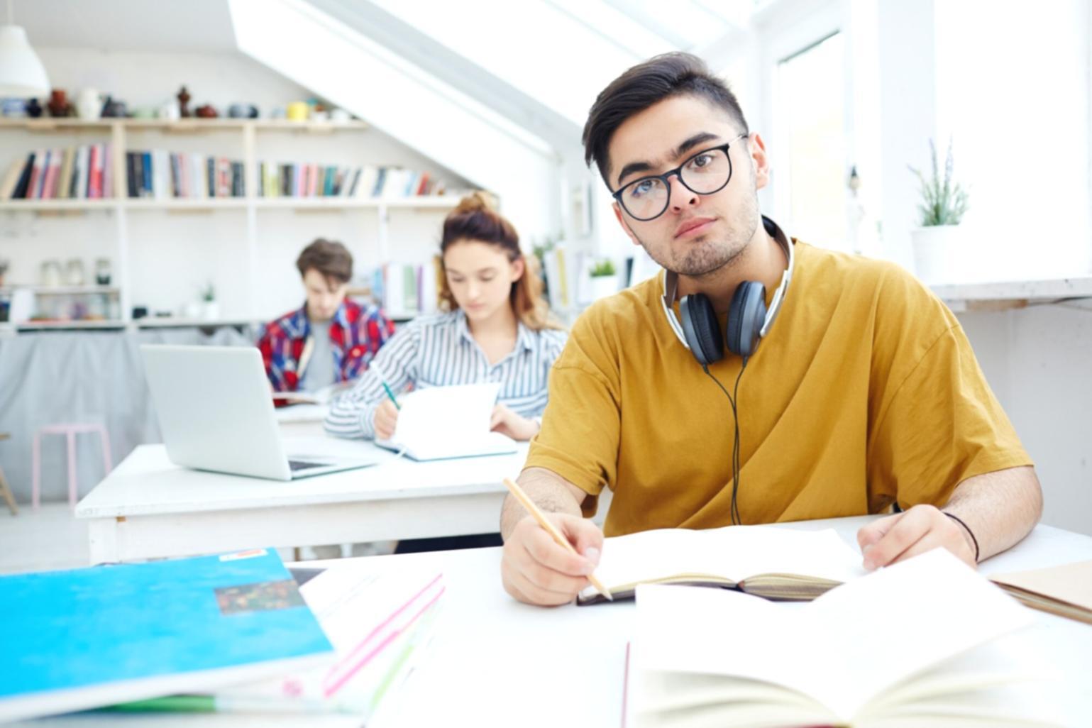 Profesionales trabajando en análisis financiero